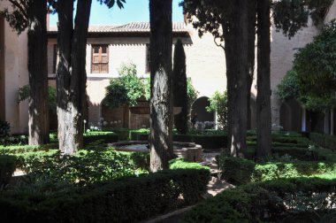 Granada, İspanya - 23 Ağustos 2023: Alhambra kalesi ve sarayı
