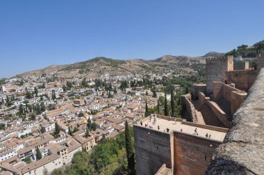 Granada, İspanya - 23 Ağustos 2023: Alhambra kalesi ve sarayı