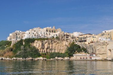 İtalya, Vieste 'de denizden görülen beyaz kayalıklar