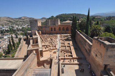 Granada, İspanya - 23 Ağustos 2023: Alhambra kalesi ve sarayı