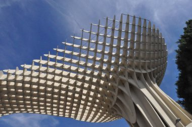 SEVILLA, İspanya - 19 Ağustos 2023: Mimar Jurgen Mayer 'in Metropol Şemsiyesi