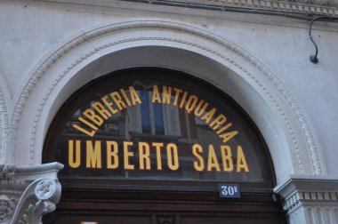 TRIESTE, İTALYA - 21 Mart 2023: Umberto Saba Kütüphanesi Antikacılık Antikacı