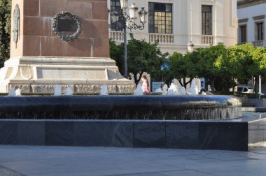 CORDOBA, İSPA - 21 AĞUSTOS 2023 Plaza de las Tendillas Meydanı Çeşmesi