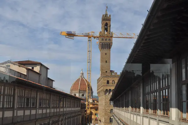 FLORENCE, ITALY - 08 AĞUSTOS 2021: Uffizi galerisini ziyaret eden insanlar