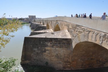CORDOBA, İSPAN - 22 Ağustos 2023: Puente Romano tercümesi Guadalquivir Nehri üzerindeki Roma Köprüsü