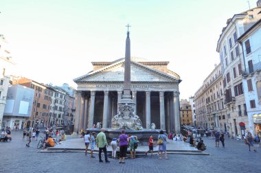 ROME, ITALY - 20 AĞUSTOS 2020: Pantheon antik Roma tapınağı, şimdi bir Katolik kilisesi