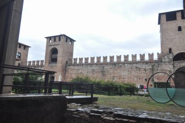 VERONA, İtalya - 27 Ağustos 2021 Castelvecchio Müzesi Mimar Carlo Scarpa tarafından Castelvecchio kalesinde tasarlandı
