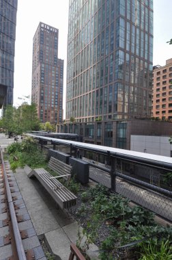 NEW YORK, ABD - 09 Temmuz 2022: High Line eski bir Central Railroad tren yolu üzerindeki doğrusal parkı yükseltti