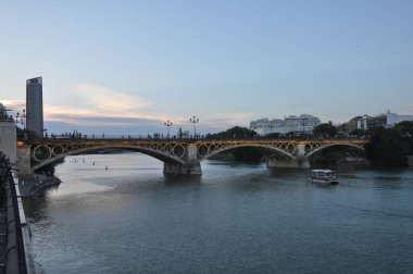İspanya, Sevilla 'daki Guadalquivir Nehri