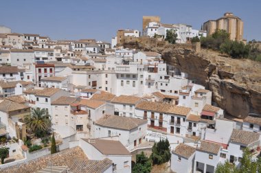 Setenil De Las Bodegas şehri manzaralı.