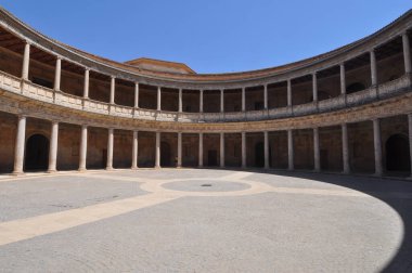 Granada, İspanya - 23 Ağustos 2023: Alhambra kalesi ve sarayı