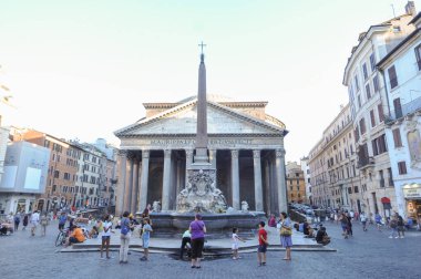 ROME, ITALY - 20 AĞUSTOS 2020: Pantheon antik Roma tapınağı, şimdi bir Katolik kilisesi