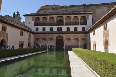 Granada, İspanya - 23 Ağustos 2023: Alhambra kalesi ve sarayı