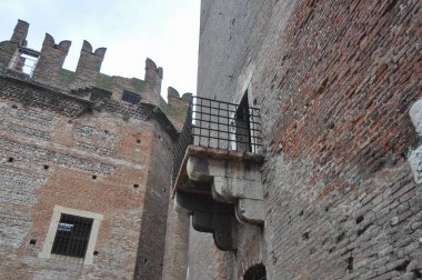 VERONA, İtalya - 27 Ağustos 2021 Castelvecchio Müzesi Mimar Carlo Scarpa tarafından Castelvecchio kalesinde tasarlandı