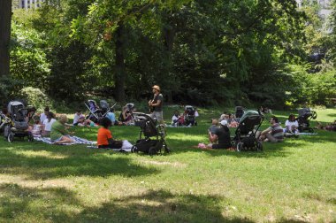 NEW YORK, ABD - 13 Temmuz 2022: Central Park 'taki İnsanlar