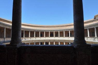 Granada, İspanya - 23 Ağustos 2023: Alhambra kalesi ve sarayı