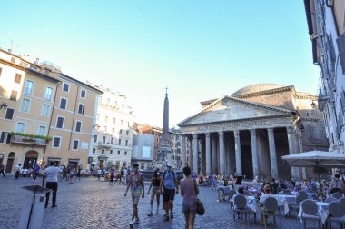 ROME, ITALY - 20 AĞUSTOS 2020: Pantheon antik Roma tapınağı, şimdi bir Katolik kilisesi