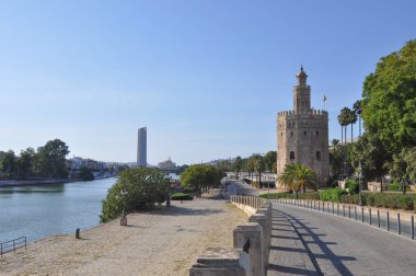 Torre del Oro çeviri: Altın Kule Sevilla, İspanya