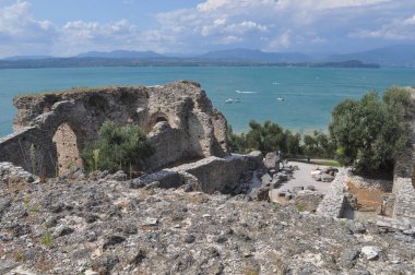 Grotte di Catullo çeviri: Catullus Grottoes Sirmione, İtalya