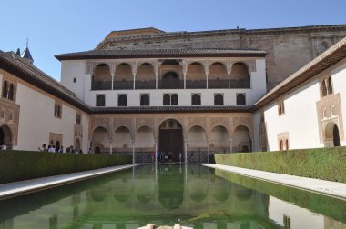 Granada, İspanya - 23 Ağustos 2023: Alhambra kalesi ve sarayı