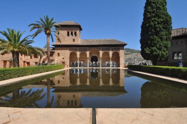 Granada, İspanya - 23 Ağustos 2023: Alhambra kalesi ve sarayı