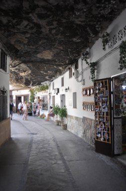 SETENİL DE LAS BODEGAS, İSPAN - 25 Ağustos 2023: Kayaların altındaki evler