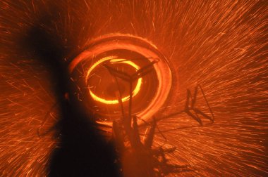 Cavallo di fuoco çeviri: At ateşi kutlamaları Ripatransone, İtalya 'da havai fişek gösterisi