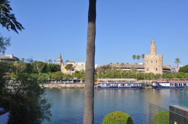 SEVILLA, İSPA - EYLÜL 01, 2023: Altın Torre del Oro Çeviri Kulesi