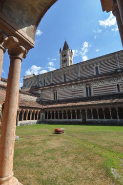 VERONA, ITALY - 27 AĞUSTOS 2021: San Zeno Bazilikası namı diğer San Zeno Maggiore veya San Zenone
