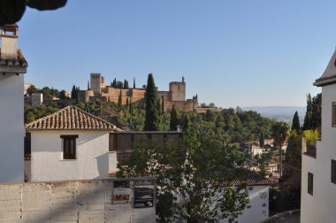 Granada, İspanya - 23 Ağustos 2023: Alhambra kalesi ve sarayı