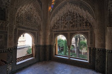 Granada, İspanya - 23 Ağustos 2023: Alhambra kalesi ve sarayı