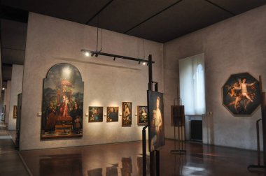 VERONA, İtalya - 27 Ağustos 2021 Castelvecchio Müzesi Mimar Carlo Scarpa tarafından Castelvecchio kalesinde tasarlandı