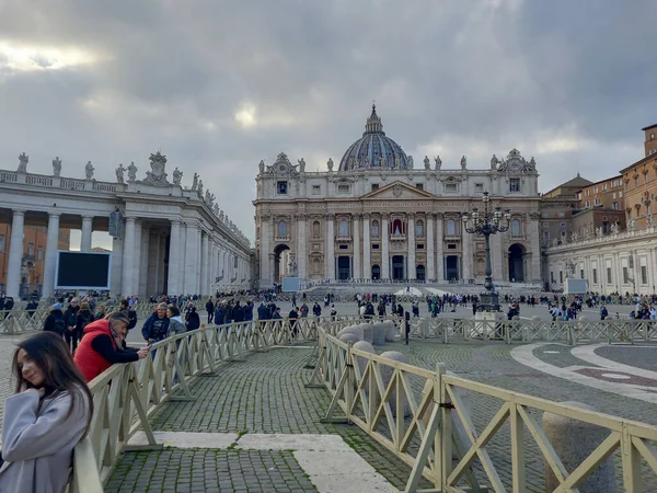 VATİKAN ŞEHRİ, Roma, VATİKAN ŞEHRİ - 27 Aralık 2022: St Peter 's Bazilika di San Pietro