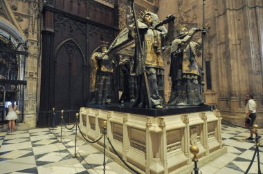 SEVILLA, İspanya - 20 AĞUSTOS 2023: Cristobal Colon tercümesi Christopher Columbus Seville Katedrali 'nde mezar
