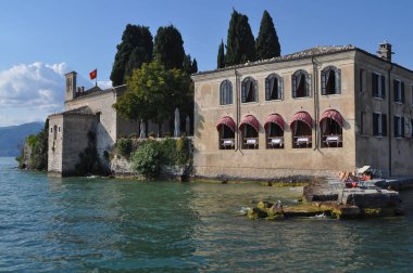 GARDA Gölü, İtalya - 25 Ağustos 2021 Punta San Vigilio manzarası