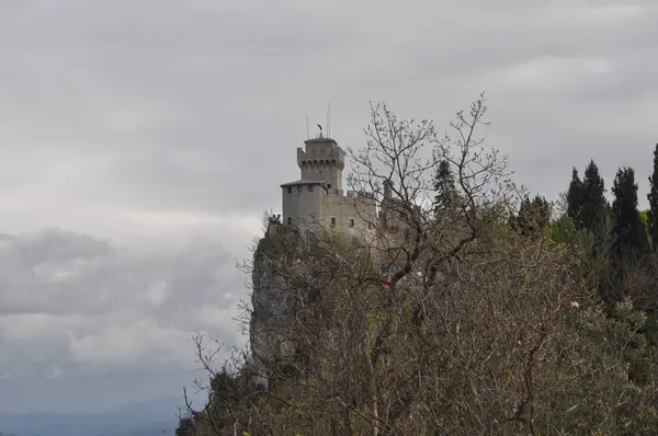 Torres Del Castillo San Marino Citta San Marino San Marino Imágenes De Stock Sin Royalties Gratis