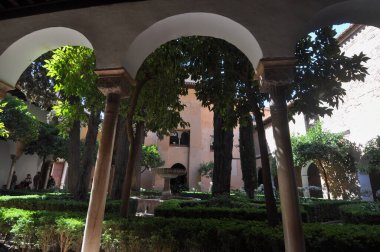 Granada, İspanya - 23 Ağustos 2023: Alhambra kalesi ve sarayı