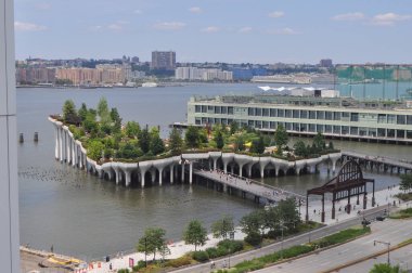 NEW YORK, ABD - 09 Temmuz 2022: 55. İskele 'deki Küçük Ada Suni Ada Parkı