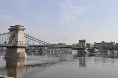 Macaristan 'ın Budapeşte kentindeki Tuna Nehri üzerindeki Szechenyi Zincir Köprüsü