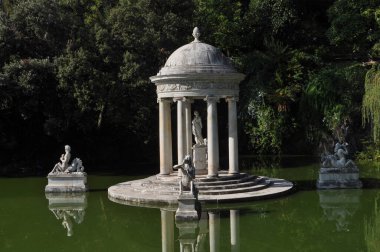 GENOA, İtalya - 01 Ekim 2023 Villa Durazzo Pallavicini bahçelerindeki büyük göl