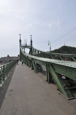 BUDAPEST, HUNGARY - 10 Nisan 2024: Tuna Nehri üzerindeki Özgürlük Köprüsü