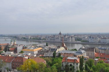 BUDAPEST, HUNGARY - 11 Nisan 2024: Tuna Nehri üzerindeki Macar Parlamentosu binası