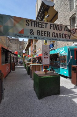 BUDAPEST, HUNGARY - 10 NİSAN 2024: Karavan Market yemek salonu ve bira bahçesi