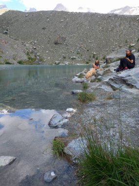 AOSTA VALLEY, İtalya - 14 Ağustos 2021: Ayas 'taki Mavi Göl Lago Mavisi çevirisi