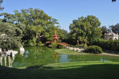 GENOA, İtalya - 01 Ekim 2023 Villa Durazzo Pallavicini bahçelerindeki büyük göl