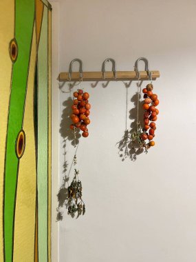 Sıcak kırmızı biberler duvara asılmış.