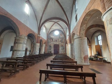 MILAN, İtalya - 08 Mart 2025: Santa Maria di Rovegnano Manastır Kompleksi Manastırı