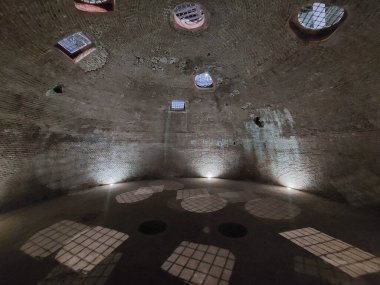 TURIN, İTALYA - 21 Şubat 2025 Ghiacciaie di Porta yeraltı buz evleri
