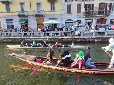 MİLAN, İTALYA - 08 Mart 2025 Naviglio Grande kanal su geçidi yat yarışı