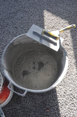 İnşaat alanında beton kova. İnşaat işleri için inşaat alanı.